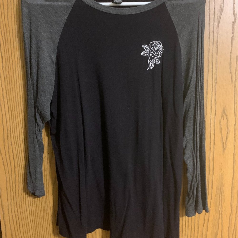 Rue21 black & gray 3/4 length sleeve shirt - Large